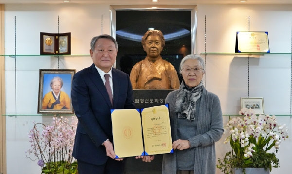 김정옥 김희경유럽정신문화장학재단 이사장, 발전기금 20억 원 기부 대표이미지